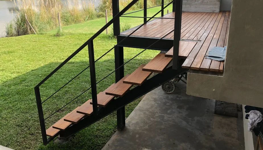 Barandilla en escalera de madera