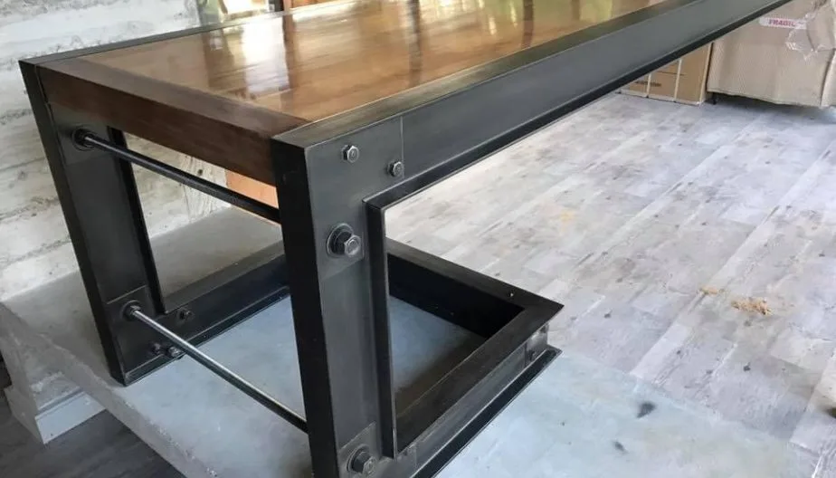 Mesa de hierro con madera