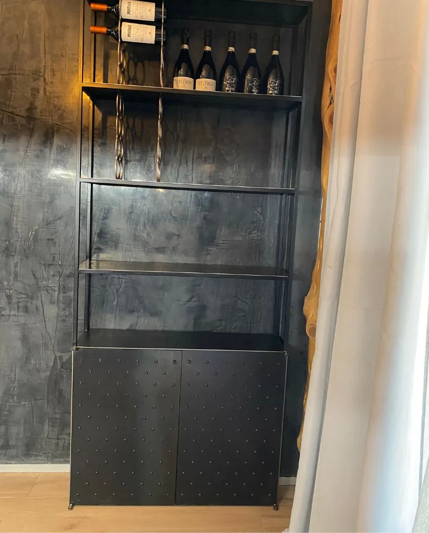 Mueble con cerraduras y estantes