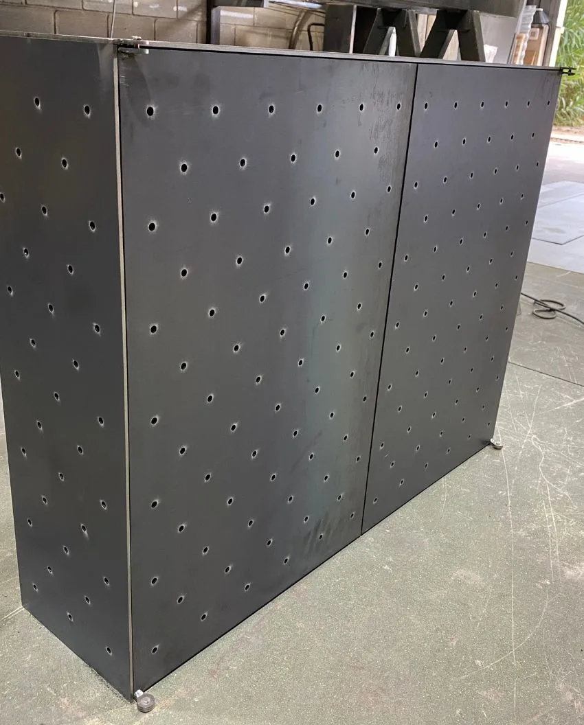 Mueble con cerraduras y estantes 3