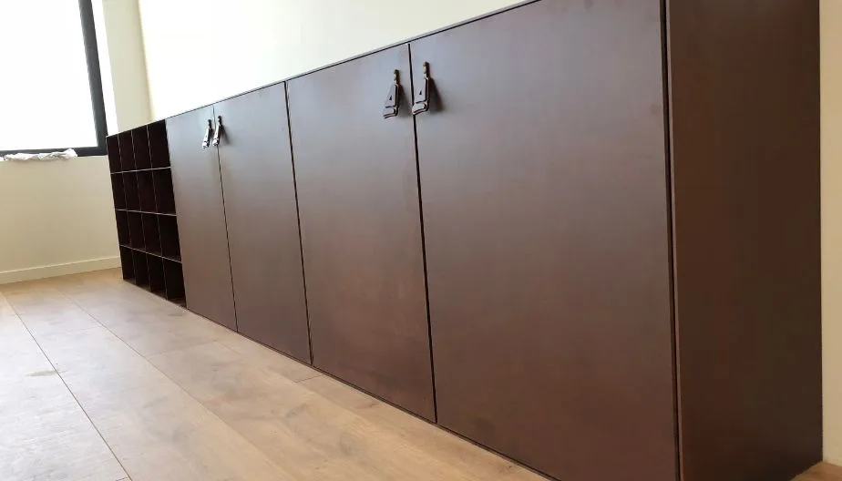 Mueble con cerraduras y estantes