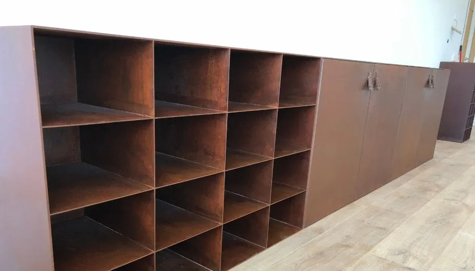 Mueble con cerraduras y estantes 2
