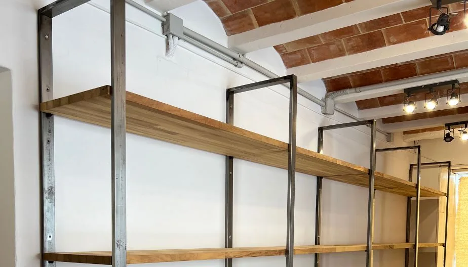 Mueble de hierro y madera