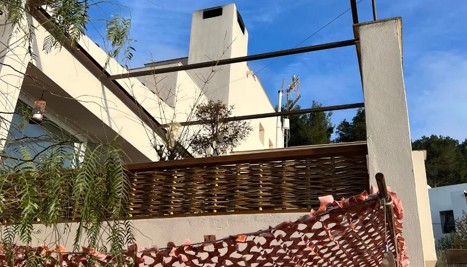 Pérgola con cubierta de cañizo