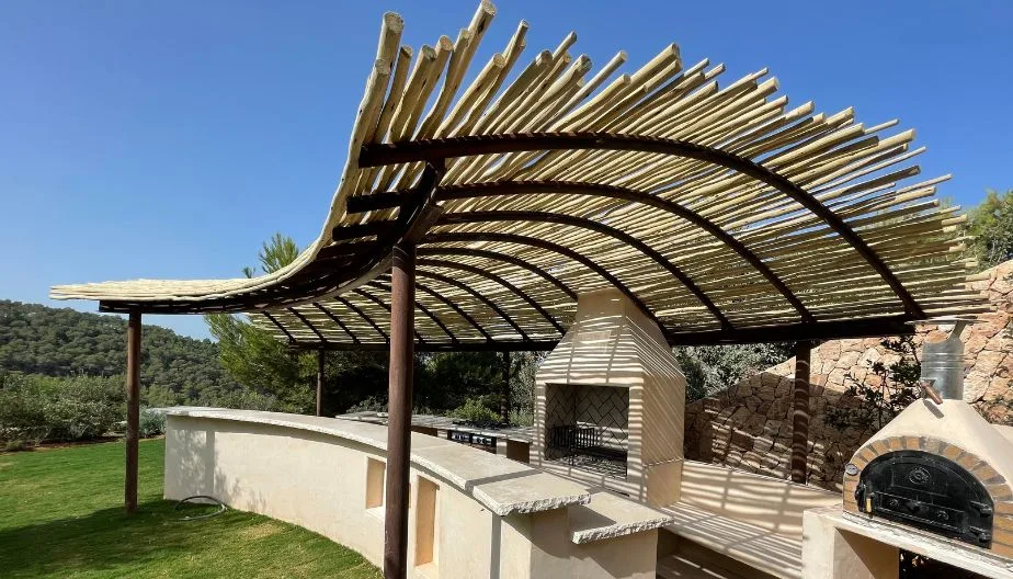 Pérgola con madera