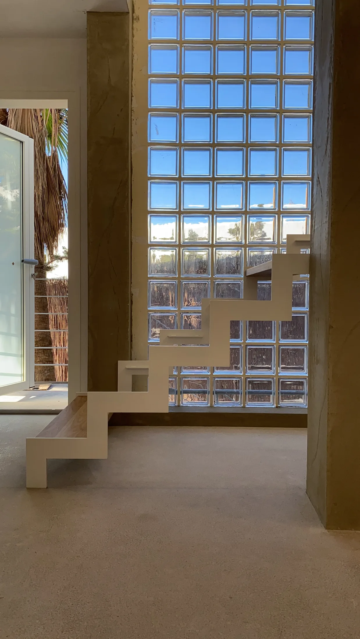 Escalera interior blanca