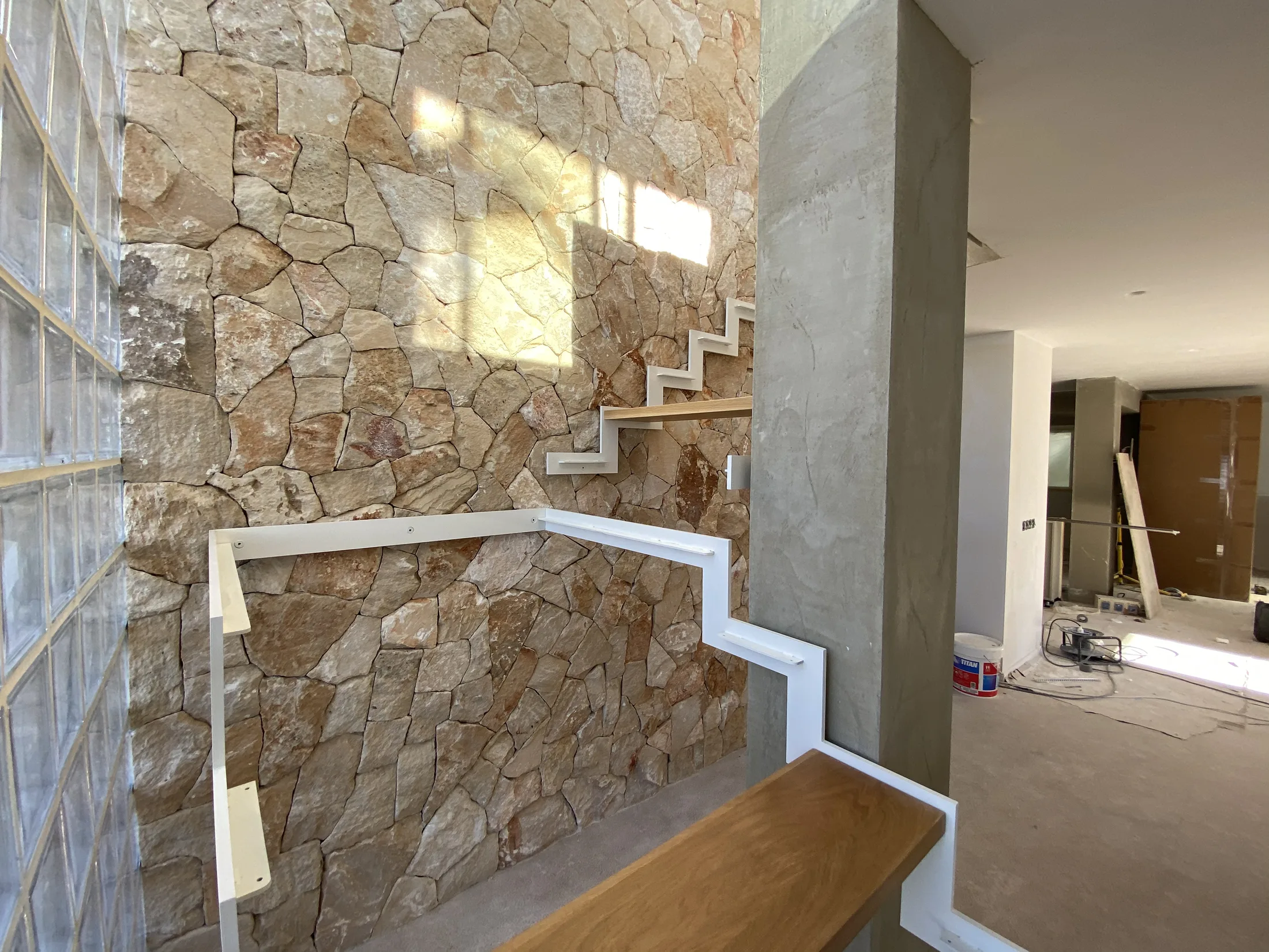 Escalera interior blanca 3