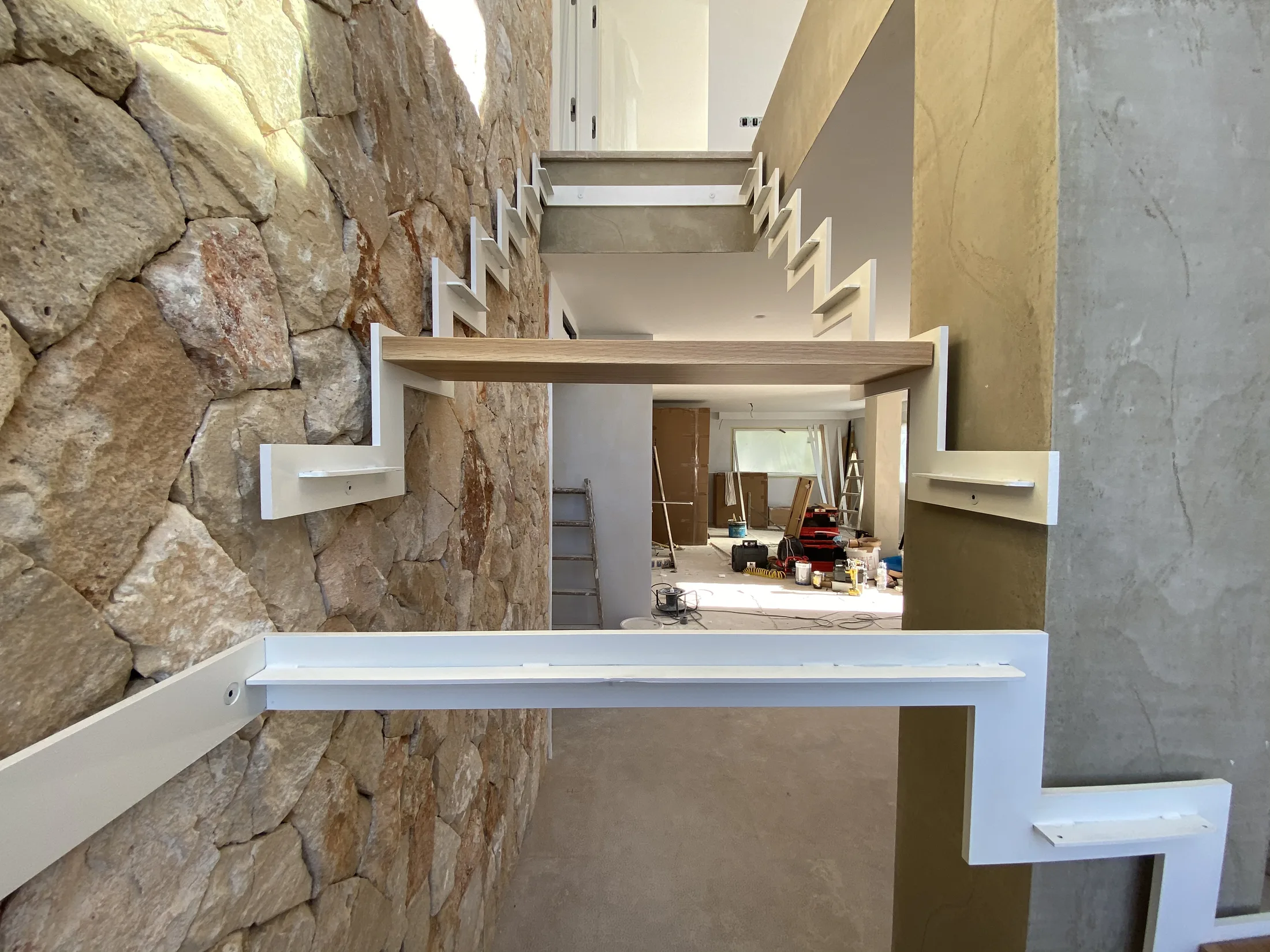 Escalera interior blanca 4