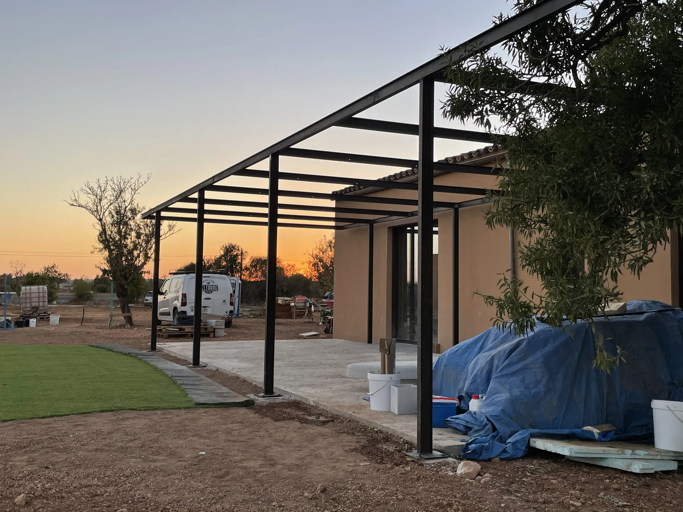 Pérgola exterior negra