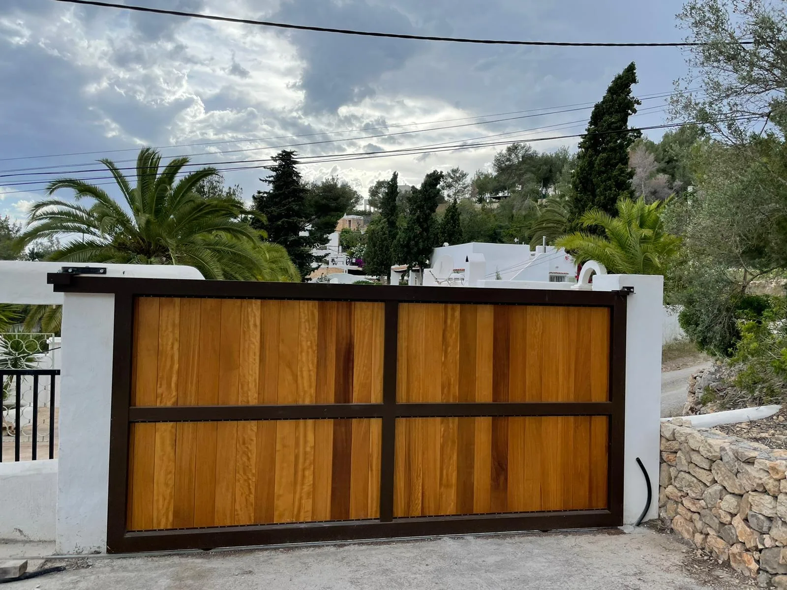 Portón de madera y hierro