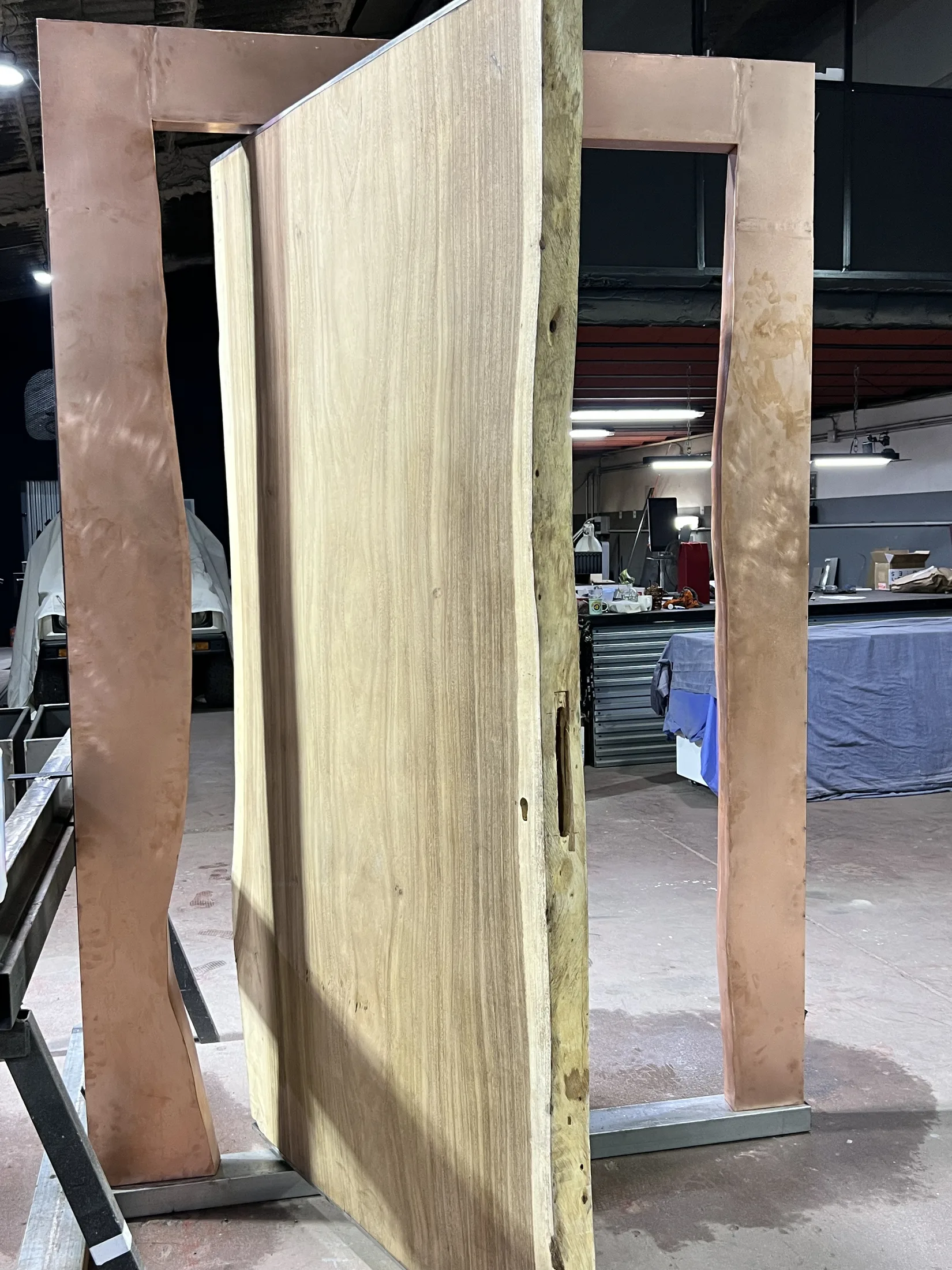 Puerta de cobre y madera 2