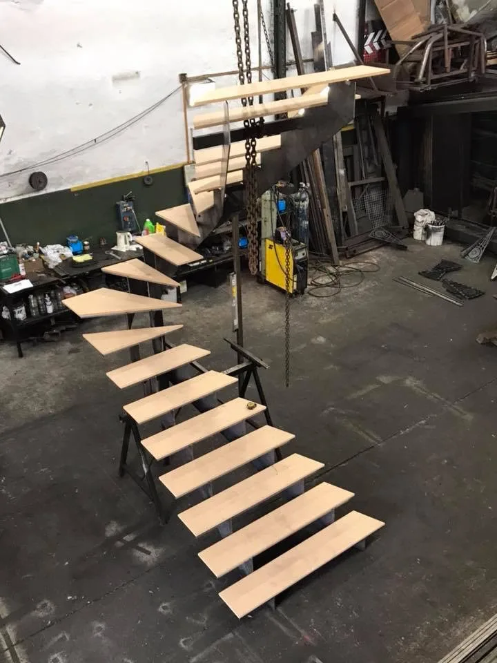 Escalera con peldaños de madera