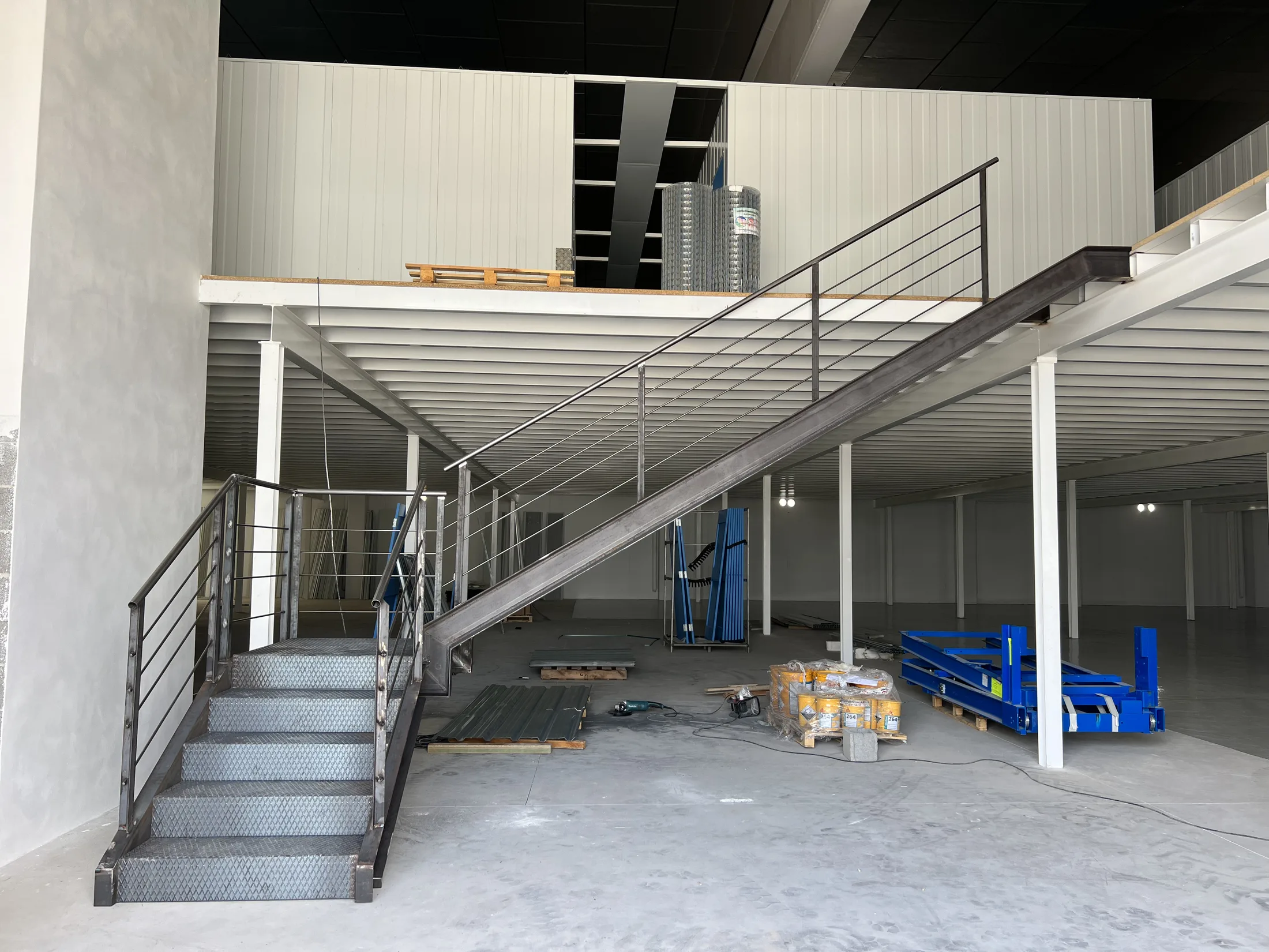 Escalera interior con barandilla