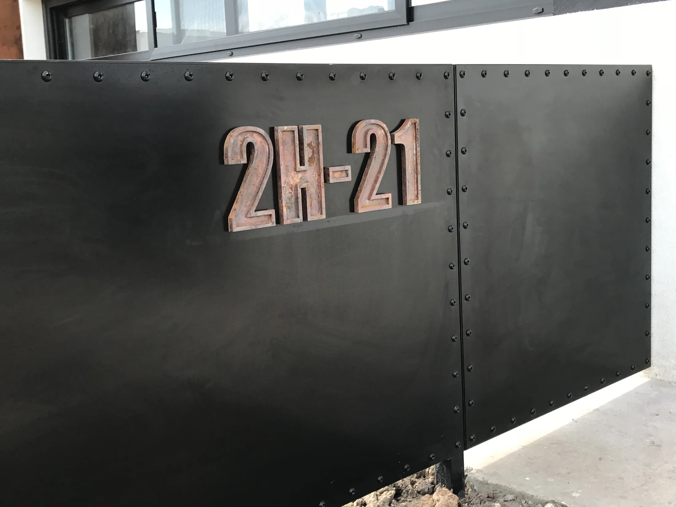 Puerta metálica con numeración